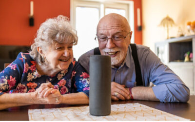 Hlasová technológia a seniori: Viac ako len virtuálni asistenti