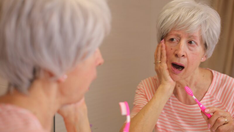 Najčastejšie zubné problémy u seniorov: Príznaky, liečba a prevencia